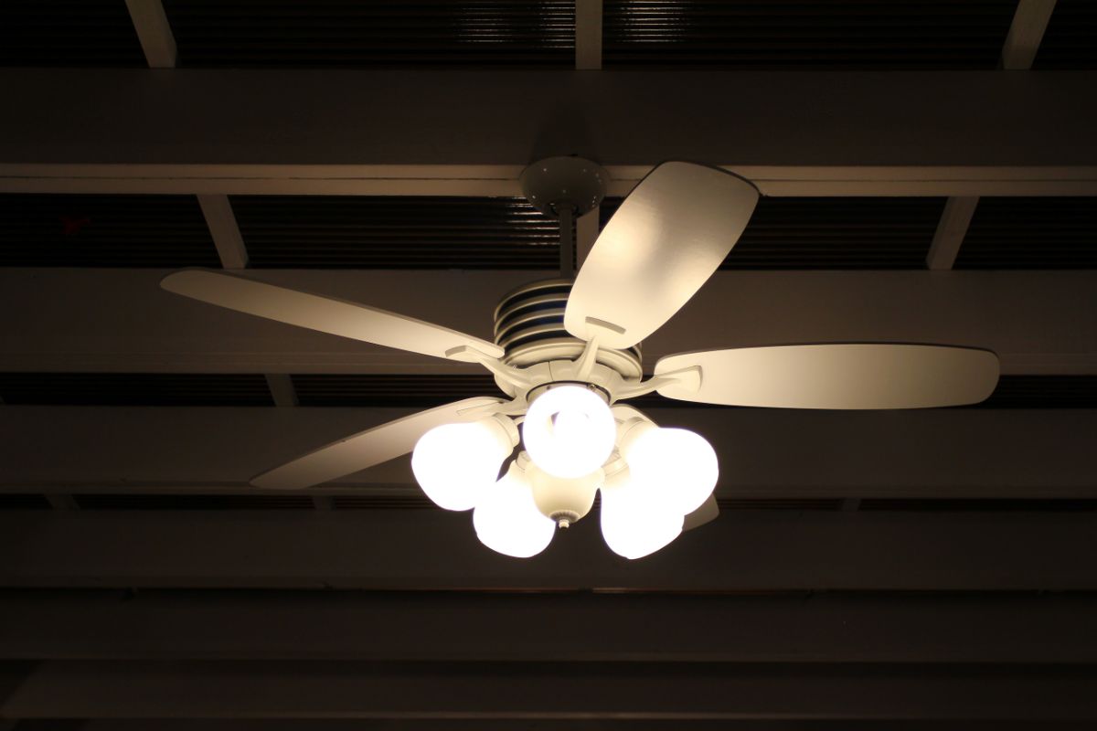 How To Diagnose And Fix A Ceiling Light Step-by-Step